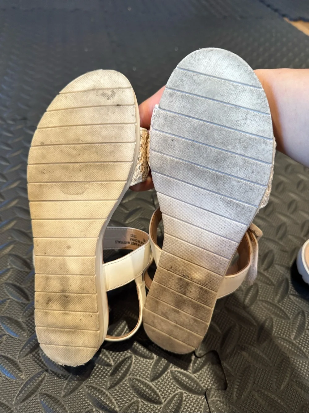 Junior Girls white mountain sandals sz 3